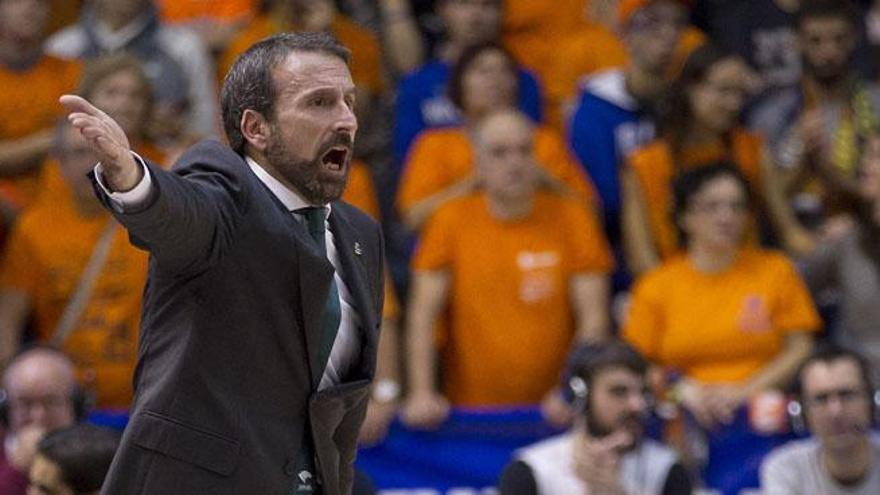 Joan Plaza, en La Fonteta, le ganó la partida a Velimir Perasovic en la pizarra.