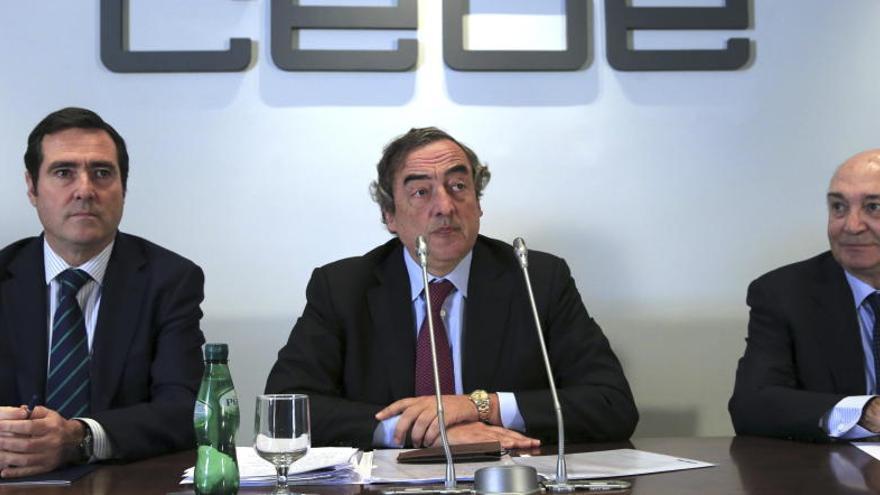 El presidente de CEOE, Juan Rosell (c), junto al vicepresidente, José María Lacasa (d), y el presidente de CEPYME, Antonio Garamendi (i).