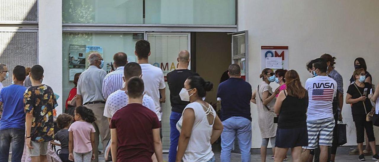 Colas en una Oficina Municipal de Atención Ciudadana de Elche.