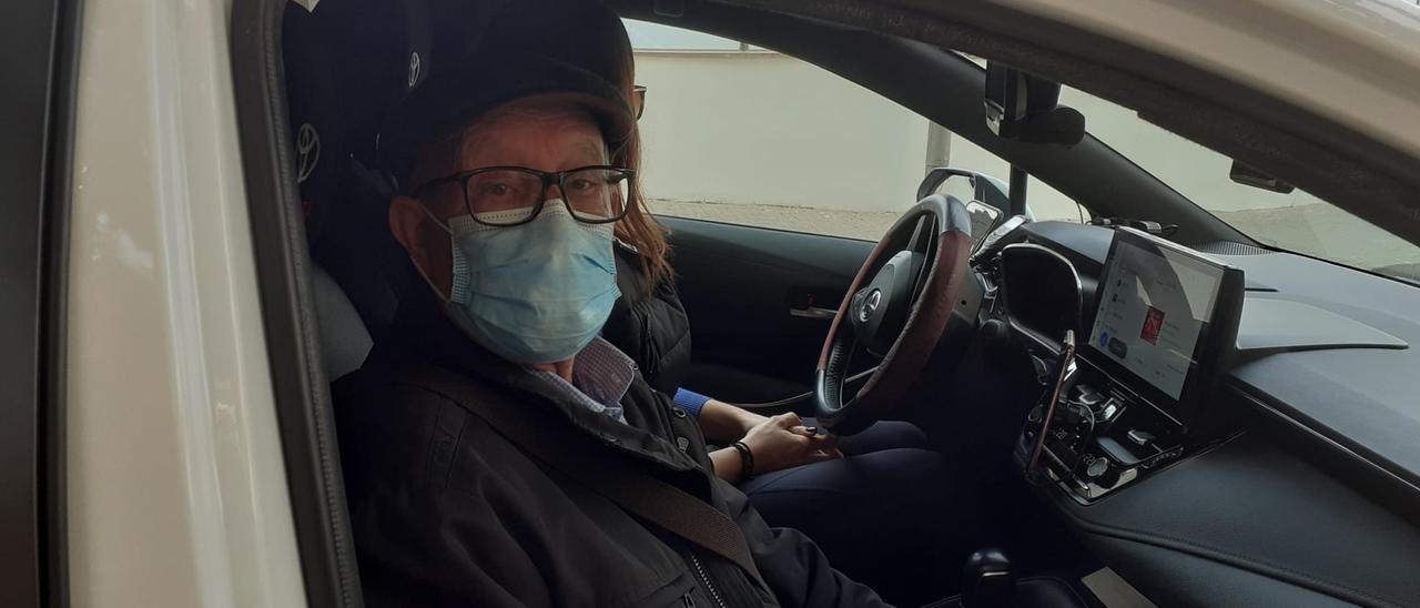 Uno de los jubilados que está trasplantado acudiendo en taxi al hospital más cercano.