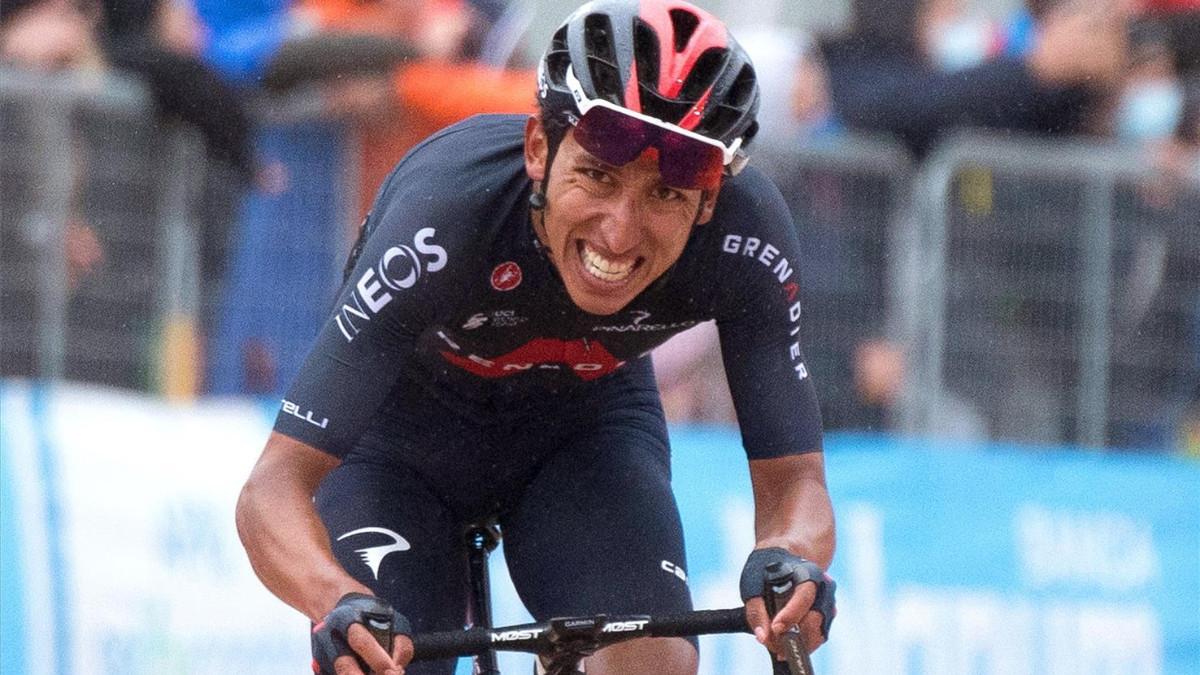 Egan Bernal cruzando la línea de meta