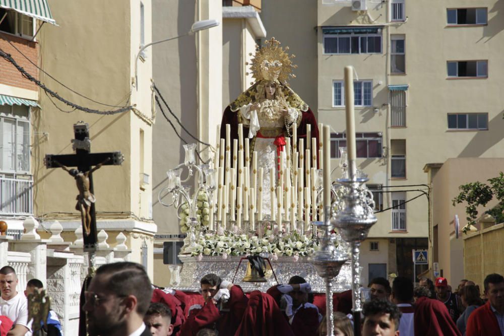 Desde un tinglao conjunto al colegio 'Espíritu Santo', a las cinco de la tarde del Viernes de Dolores comenzaba la Procesión de la Asociación de files de Jesús de la Salvación y la Virgen de la Encarnación.