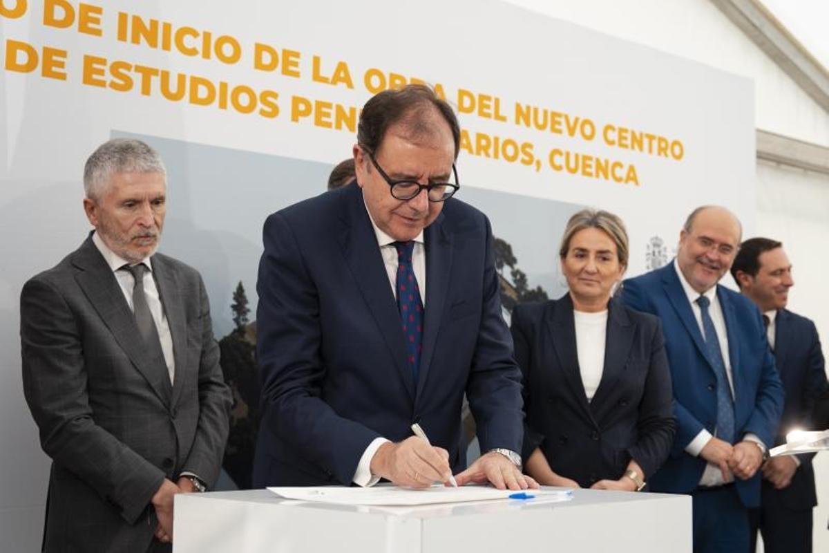 El secretario general de Instituciones Penitenciarias, Ángel Luis Ortiz, en el inicio de obras del futuro Centro de Estudios Penitnciarios en Cuenca. Detrás, el ministro del Interior, Fernando Grande-Marlaska.JPG