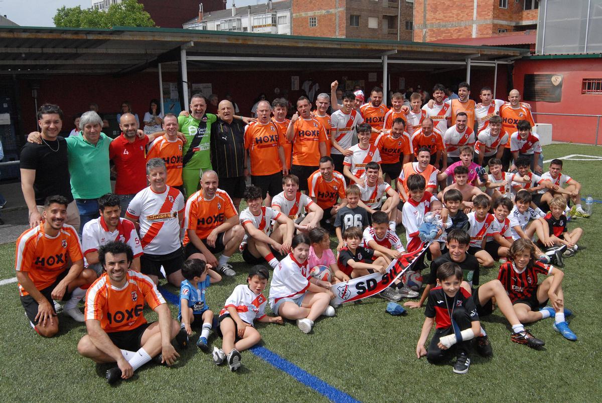 Integrantes de la actual plantilla e históricos posan juntos en Outeiriño.