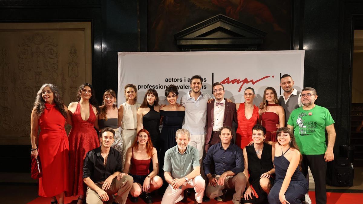 Jordi Ballester y Olga Alaman, en el ecentro con el resto de actores y actrices nominados.