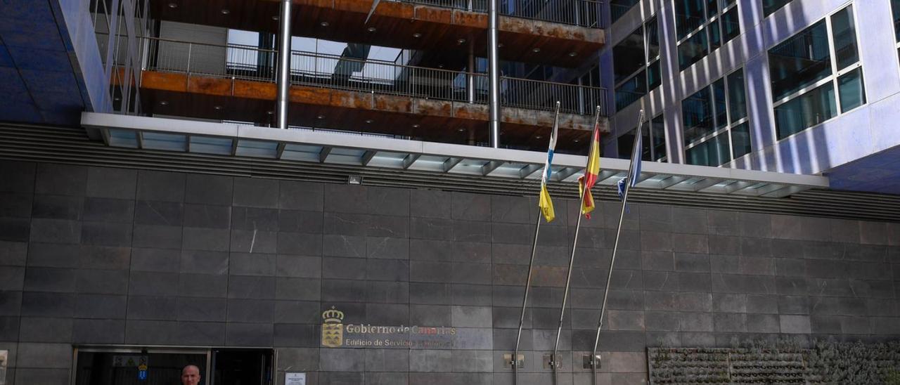 Imagen de la entrada del Edificio de Servicios Múltiples II, en la capital grancanaria. | | J.C. CASTRO