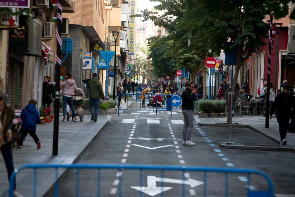 Más de 70 negocios de la calle Quintana celebran la I edición de "Comercios a la Calle"