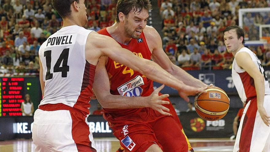 Pau Gasol trata de superar la defensa de Powell.