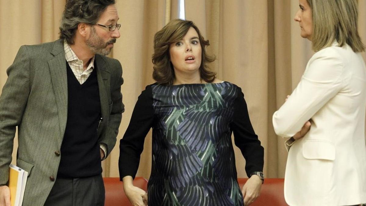 Santamaría, pocos días antes de dar a luz, conversa con Lasalle y Báñez en el Congreso, en 2011.
