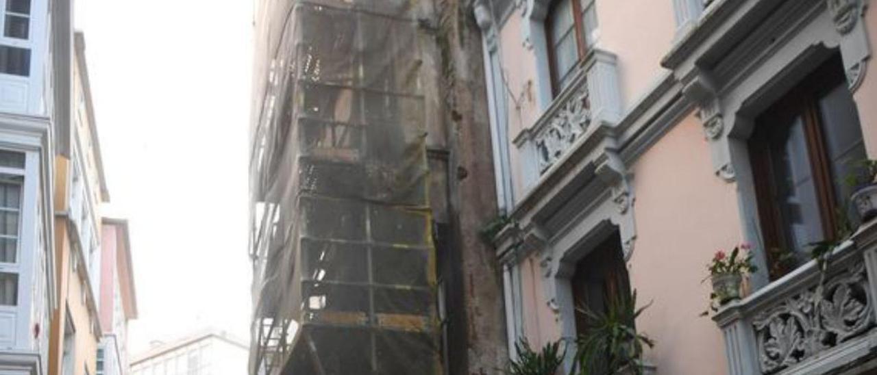 Edificio en ruinas en la calle Damas que se sacará a subasta pública.