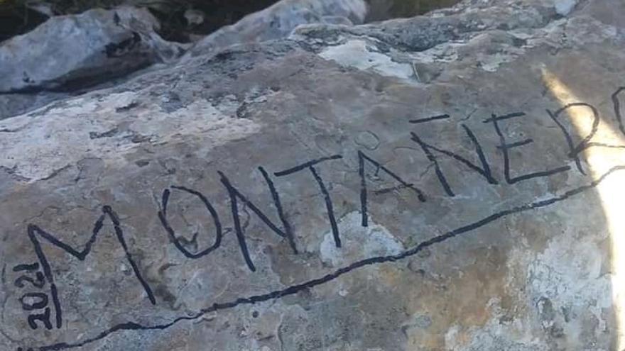 Una pintada datada en 2021 sobre una roca del cim de la Serra d’Oltà de Calp