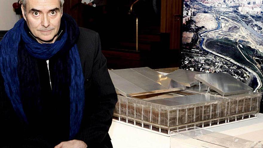 El arquitecto francés Dominique Perrault posa con una de sus maquetas, ayer, en Madrid. / efe