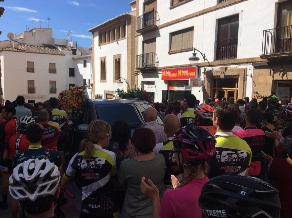 Medio centenar de ciclistas han acompañado al féretro desde el tanatorio a la iglesia donde todos han aplaudido con gran emoción la entrada del féretro