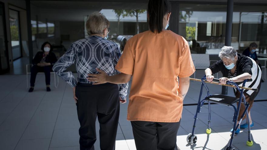 Las personas que viven en residencias de Castilla y León podrán recibir visitas sin limitación de familiares ni tiempo