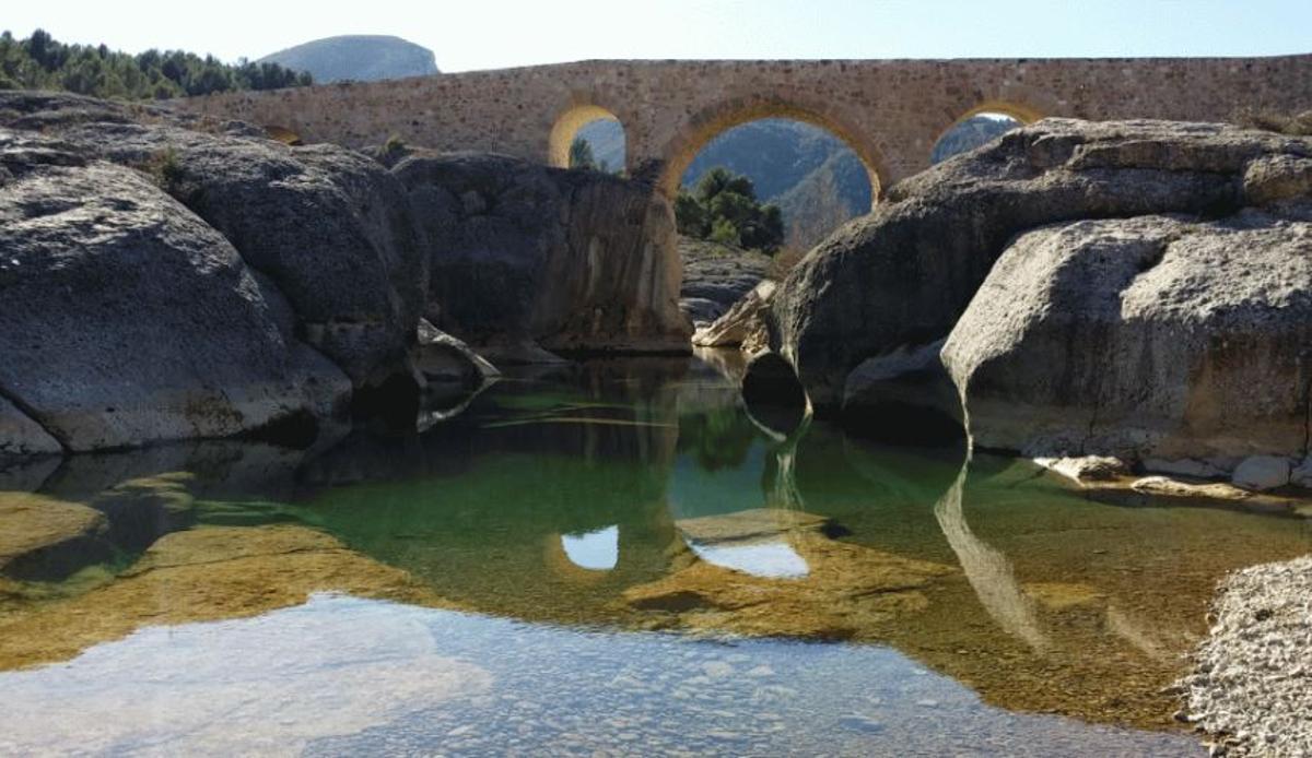 Vista de las pozas de Aguaviva (Teruel) bajo el puente renacentista de Cananillas