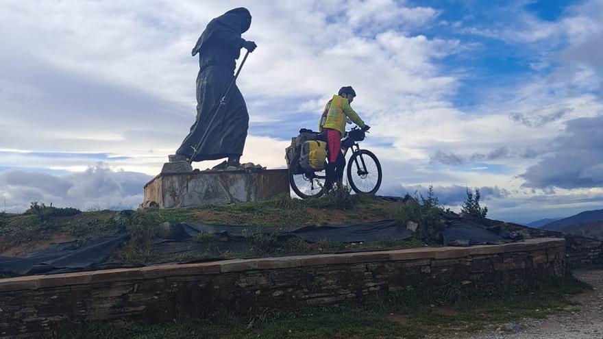 Pichi ya alcanzó O Cebreiro y se sitúa a las puertas de Santiago, y de casa.