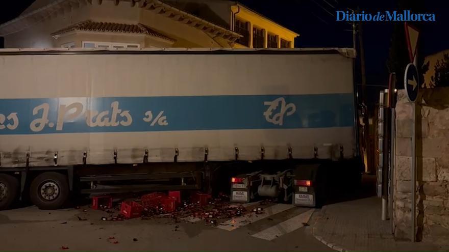Un camión pierde su carga y obliga a cortar varias calles en Son Servera