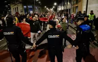 Los trapos rojos bajan a la calle: protesta contra el traslado del Albergue Covadonga al Hogar de San José