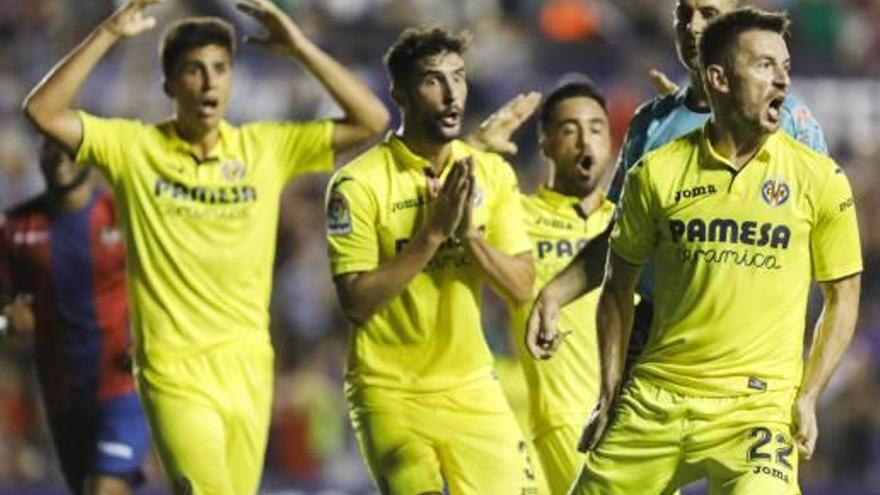 Los jugadores lamentan el gol encajado en el Ciutat de València esta temporada.