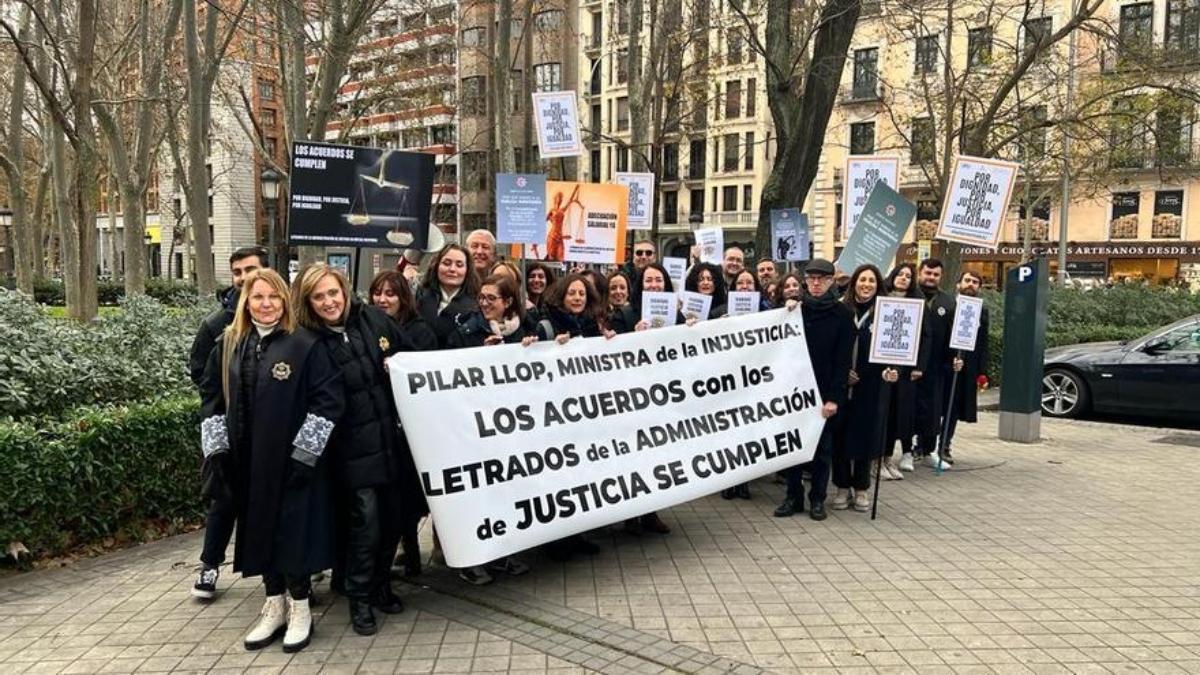 Secretarios judiciales de la Región protestan en Madrid el día que arrancó el paro.