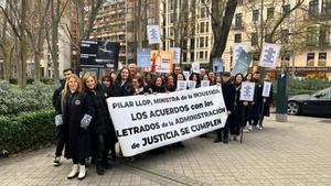 Secretarios judiciales de la Región de Murcia protestan en Madrid el día que arrancó el paro.