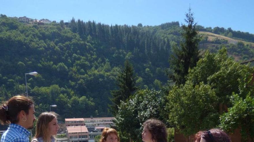 Por la izquierda, Andrés Vilanova y Lucía Montejo, con representantes del AMPA de Cerredo, ayer, en Cangas del Narcea.