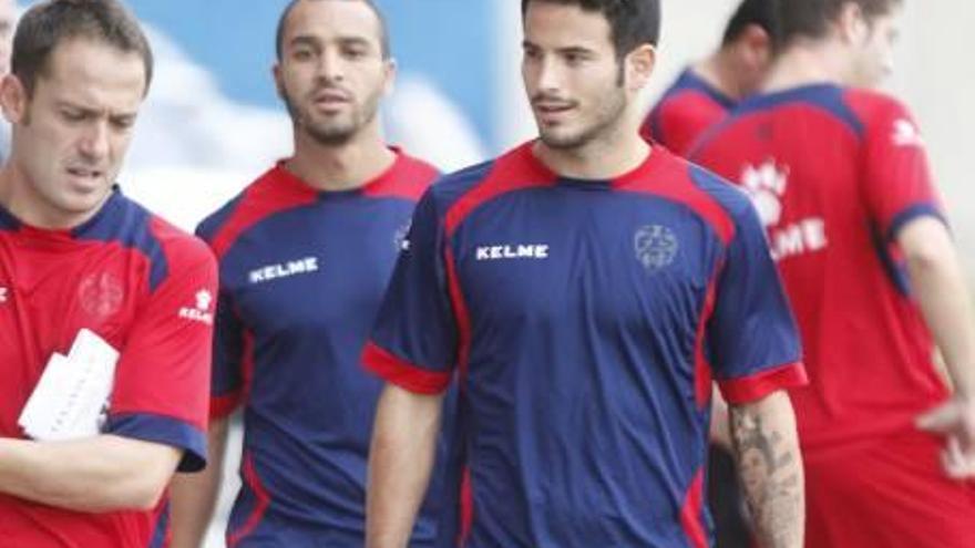 Rubén sonríe durante el entrenamiento del Levante UD en la Ciudad Deportiva de Buñol.