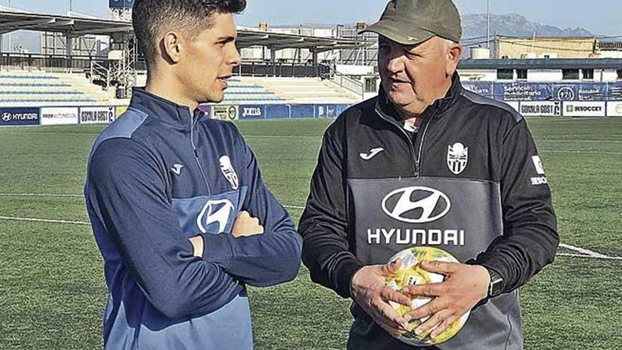 Manix Mandiola conversa con Óscar Gil, el segundo refuerzo del Baleares en este mercado de invierno.