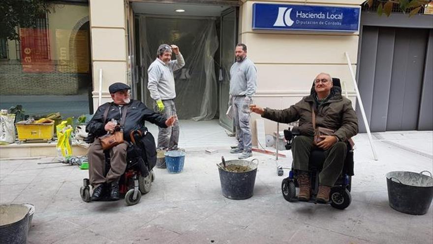 Adaptada la entrada de la oficina de Hacienda Local