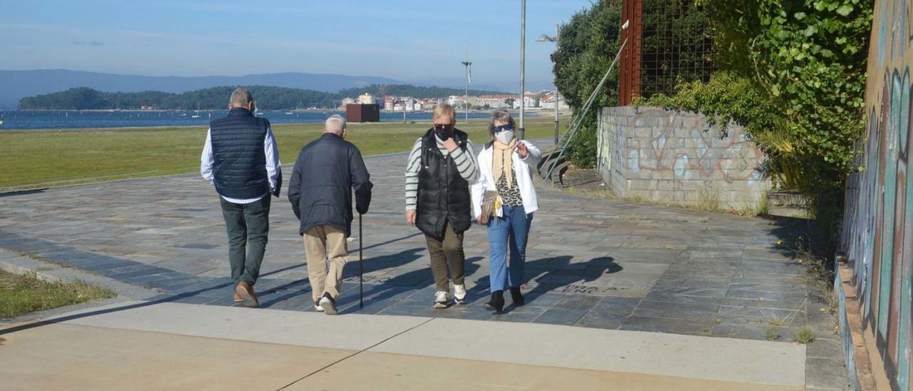 El paseo marítimo de Vilagarcía es una de las zonas más transitadas de la ciudad. En la imagen puede verse parte de la zona renovada, en hormigón, y la antigua, de pizarra.