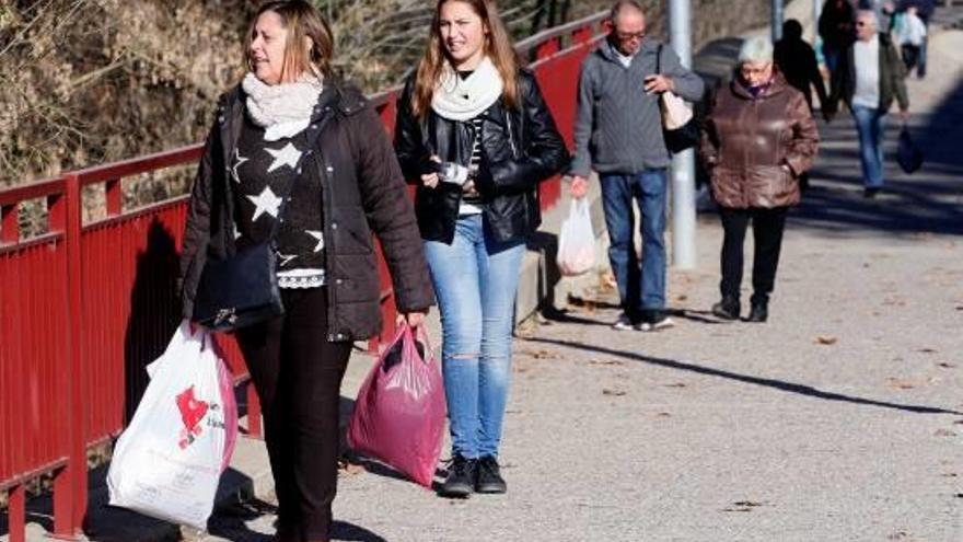 Gent ben abrigada pel fred que feia ahir al matí a Girona.