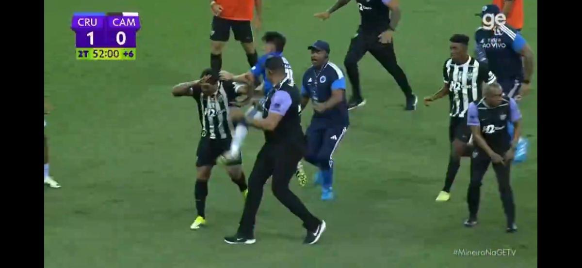 Jugadores de Cruzeiro y Atlético Mineiro protagonizaron una batalla campal en la final del Mineirao