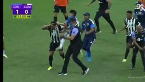 Jugadores de Cruzeiro y Atlético Mineiro protagonizaron una batalla campal en la final del Mineirao