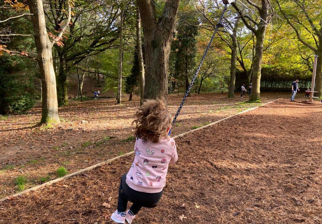 Una niña en un tirolina ubicada en uno de los parques infantiles.