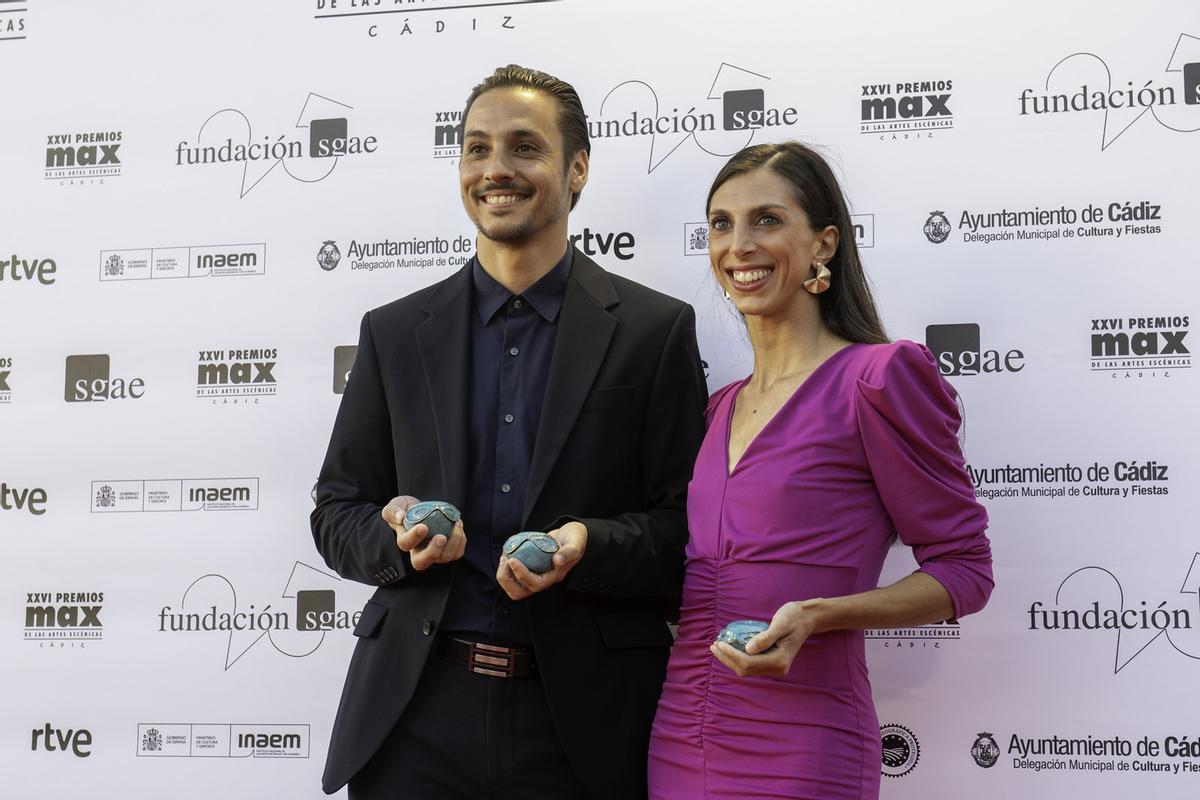Los bailarines Mario Bermúdez y Catherine Coury, de la compañía Marcat Dance, posan con los tres Premios Max recibidos por su coreografía 'El Bosque'