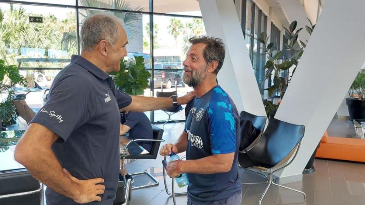 Joaquín Alonso, a la izquierda, charlando con Quique Sánchez Flores, entrenador del Getafe, ayer, en el hotel que comparten ambos equipos. | A. M. 