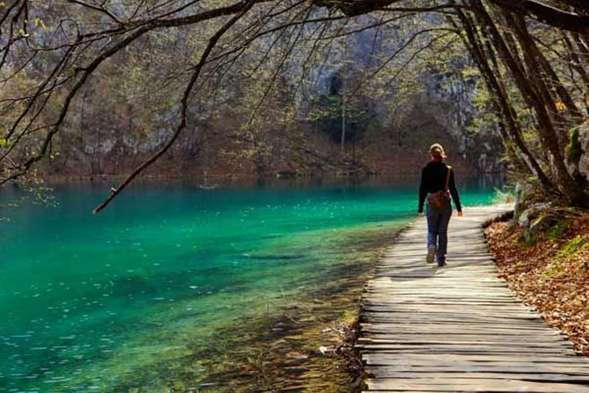 Camino hecho en madera en el Parque Nacional de los Lagos de Plitvice.