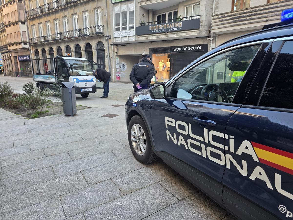 El dispositvo policial tras el asalto a la camioneta.
