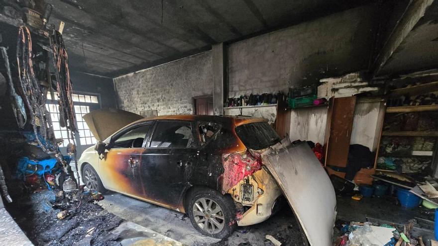 Rescatada a través de su balcón por un incendio en una casa en Chapela que calcinó el garaje
