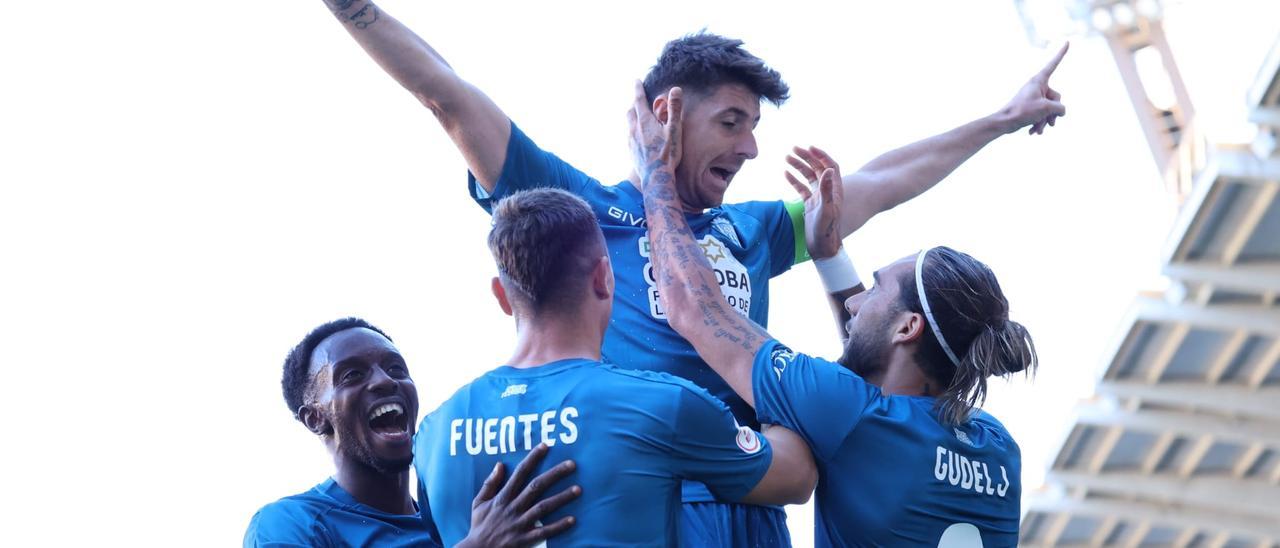 Javi Flores festeja con sus compañeros su gol, el segundo del Córdoba CF, este domingo, ante la Cultural Leonesa.