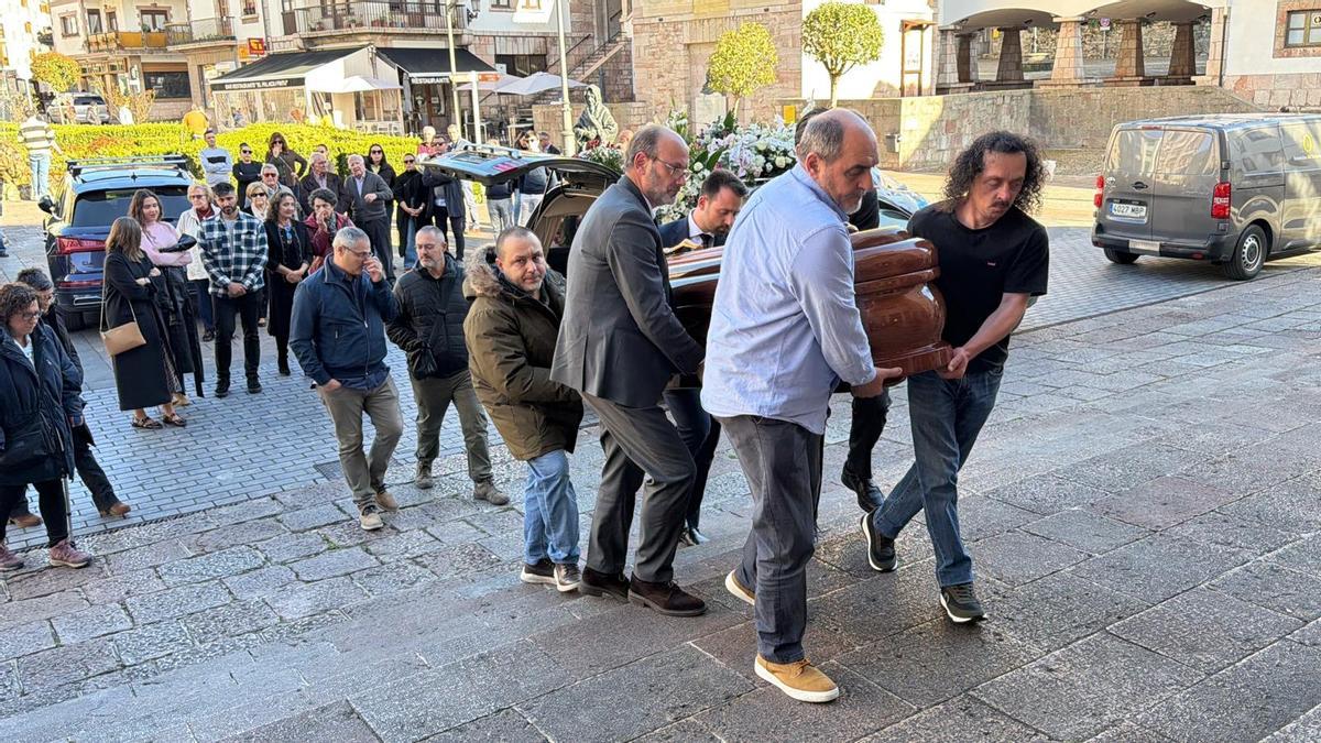 La llegada del féretro a la iglesia de Cangas de Onís.