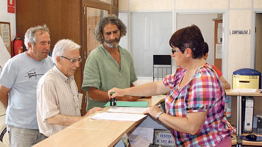 Representantes de las entidades denunciantes registran el recurso en el Ayuntamiento.