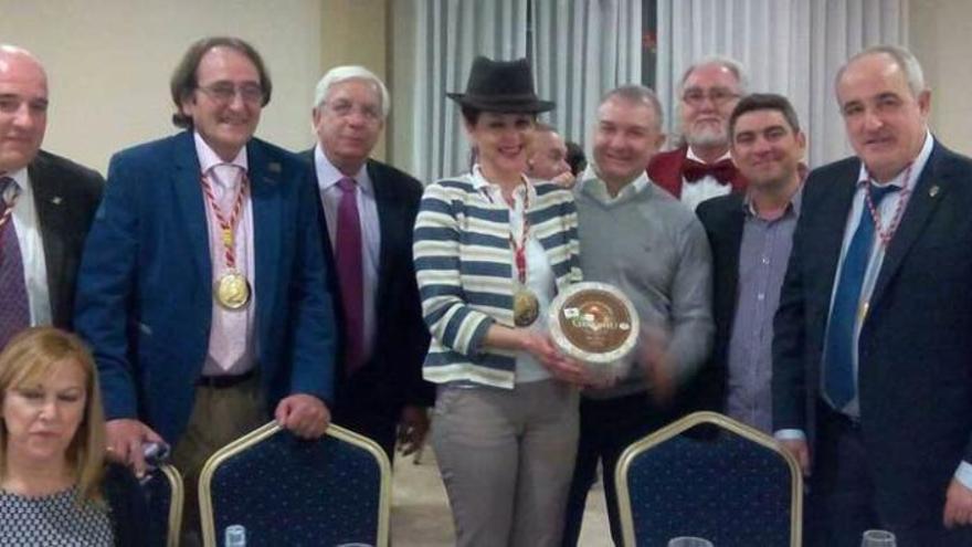 José Miguel Medina, Miguel Porcel, Manuel Jiménez, Elpidia Quintana, Onofre Valdecabres, Renato Zuin, José Antonio García y Carlos Martín con un queso gamonéu en Valencia.