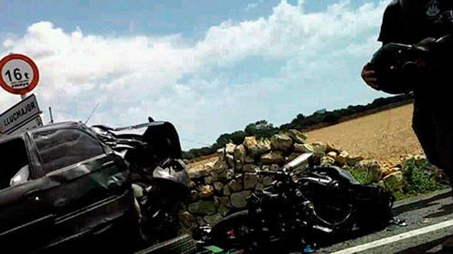 Dos motoristas críticos al chocar contra un coche en la carretera de Cap Blanc