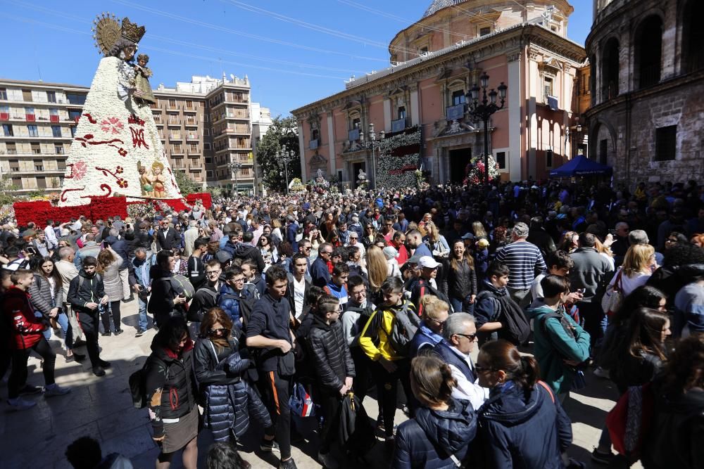 La Mare de Déu luce su manto en la Plaza de la Virgen