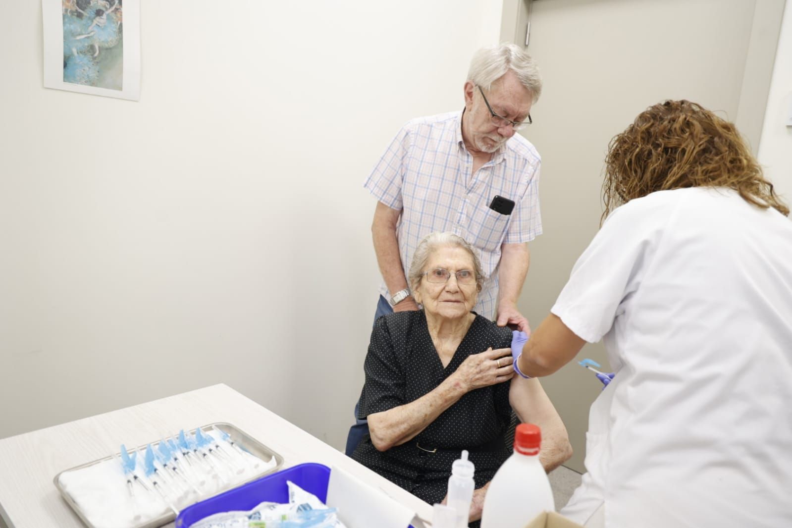 La campaña de vacunación 2023-2024 contra la gripe y la covid-19 arranca inmunizando a los más vulnerables
