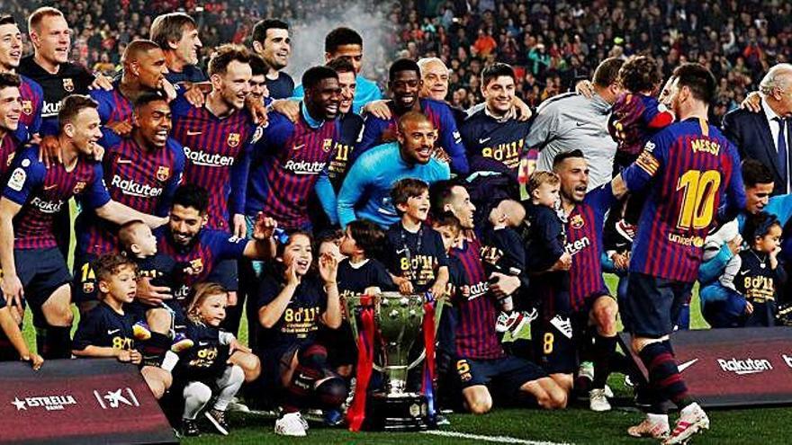 Los futbolistas del Barcelona celebran la conquista del título al final del partido.