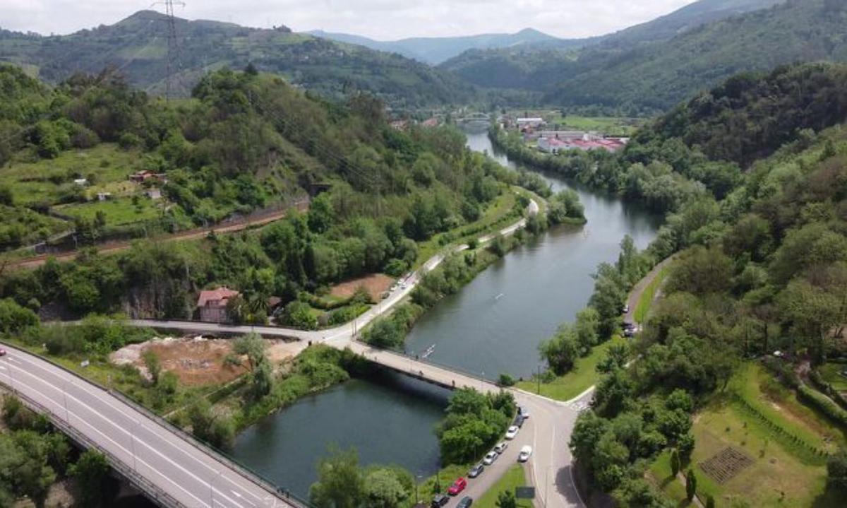 A la izquierda y a la derecha, puntos del concejo perfectos para la práctica del deporte, y vecinos realizando una  ruta. | Cedidas a  | LNE