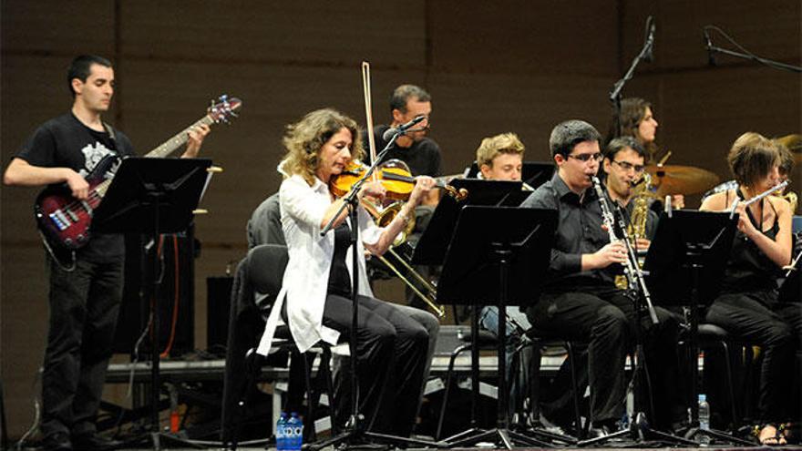 Alumnos de la Escuela en María Pita en un concierto en 2010