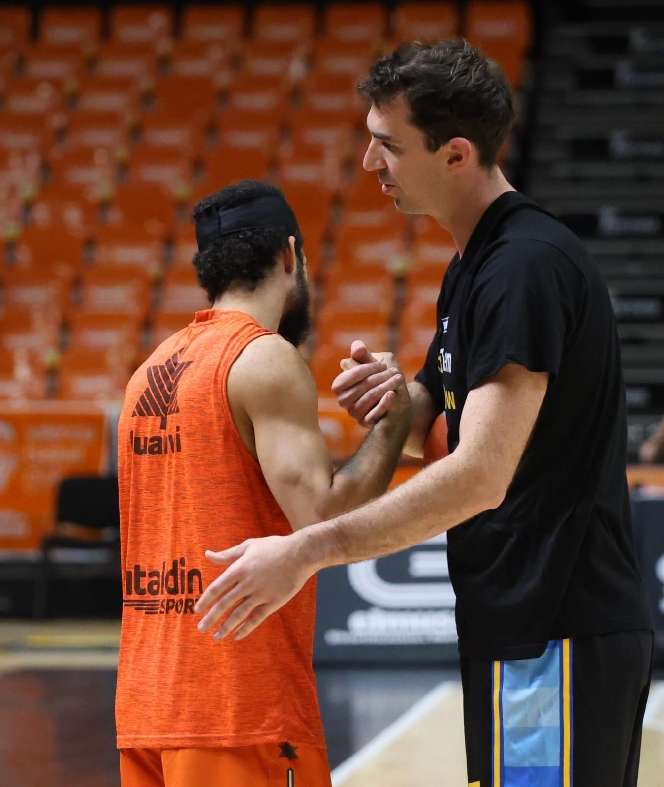 Calentamiento del Maccabi con un mensaje en la camiseta "Bring them home now"